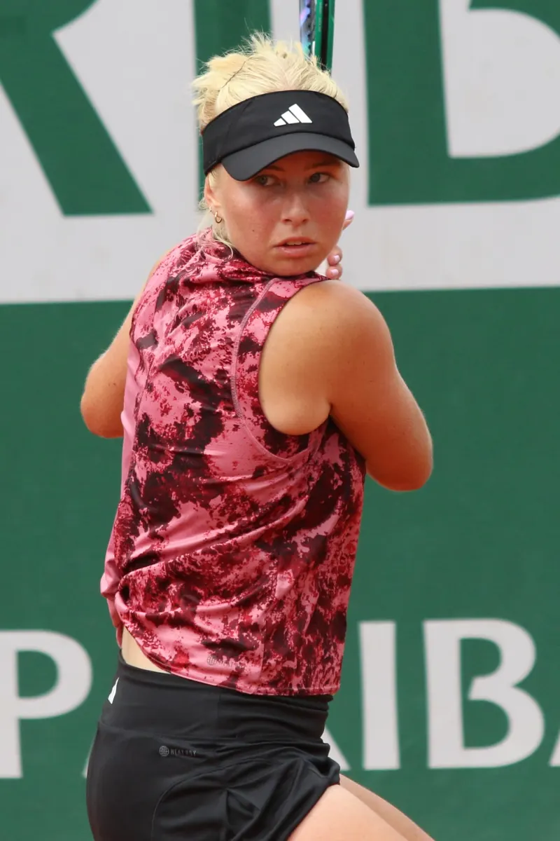 Clara Tauson i kvalifikationen til French Open 2023 – hun kom igennem og nåede 3. runde
