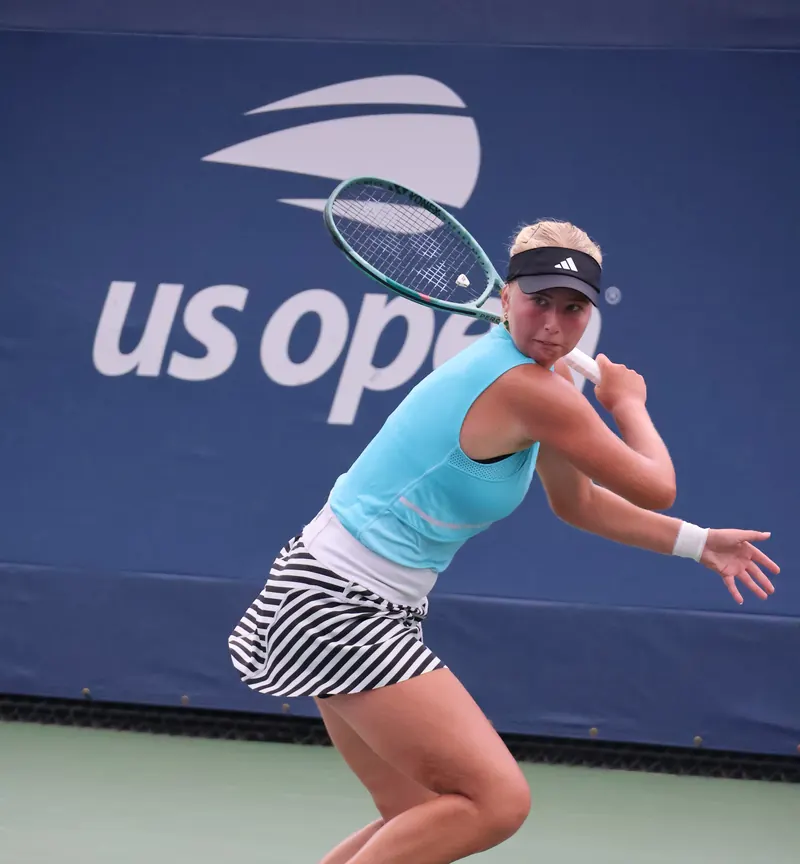 Clara Tauson slår en forhånd ved US Open 2023