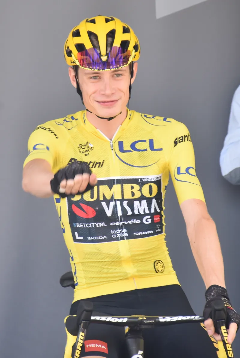 Jonas Vingegaard i den gule trøje ved Tour de France 2023, som han vandt for anden gang